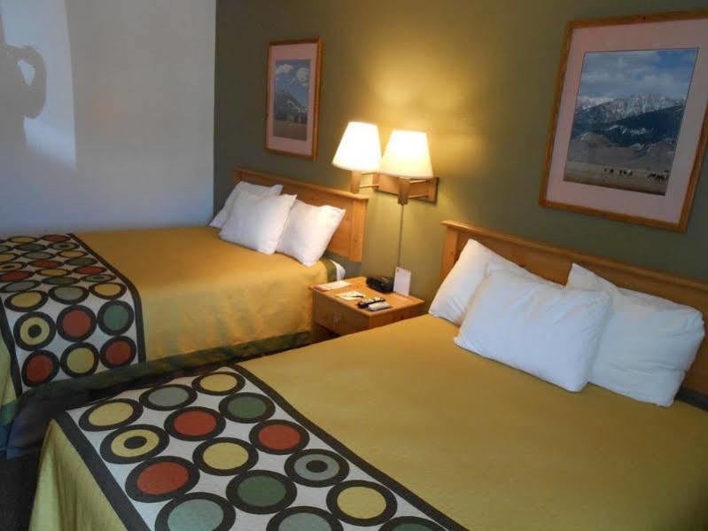 Super 8 By Wyndham Livingston Yellowstone Eksteriør billede